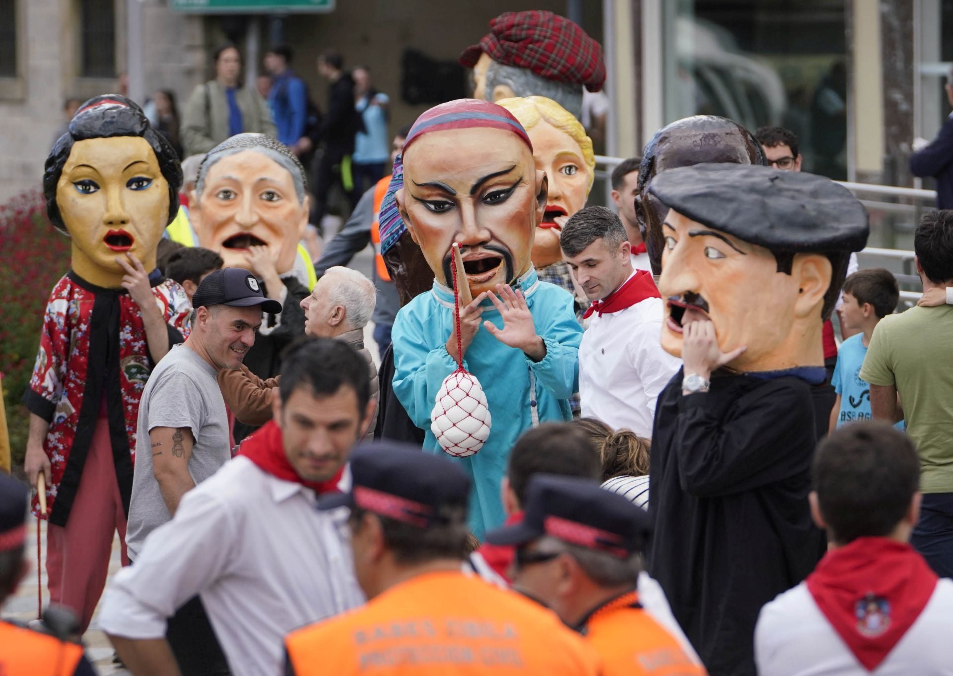 Los nuevos cabezudos se estrenan en la plazoleta del Juncal