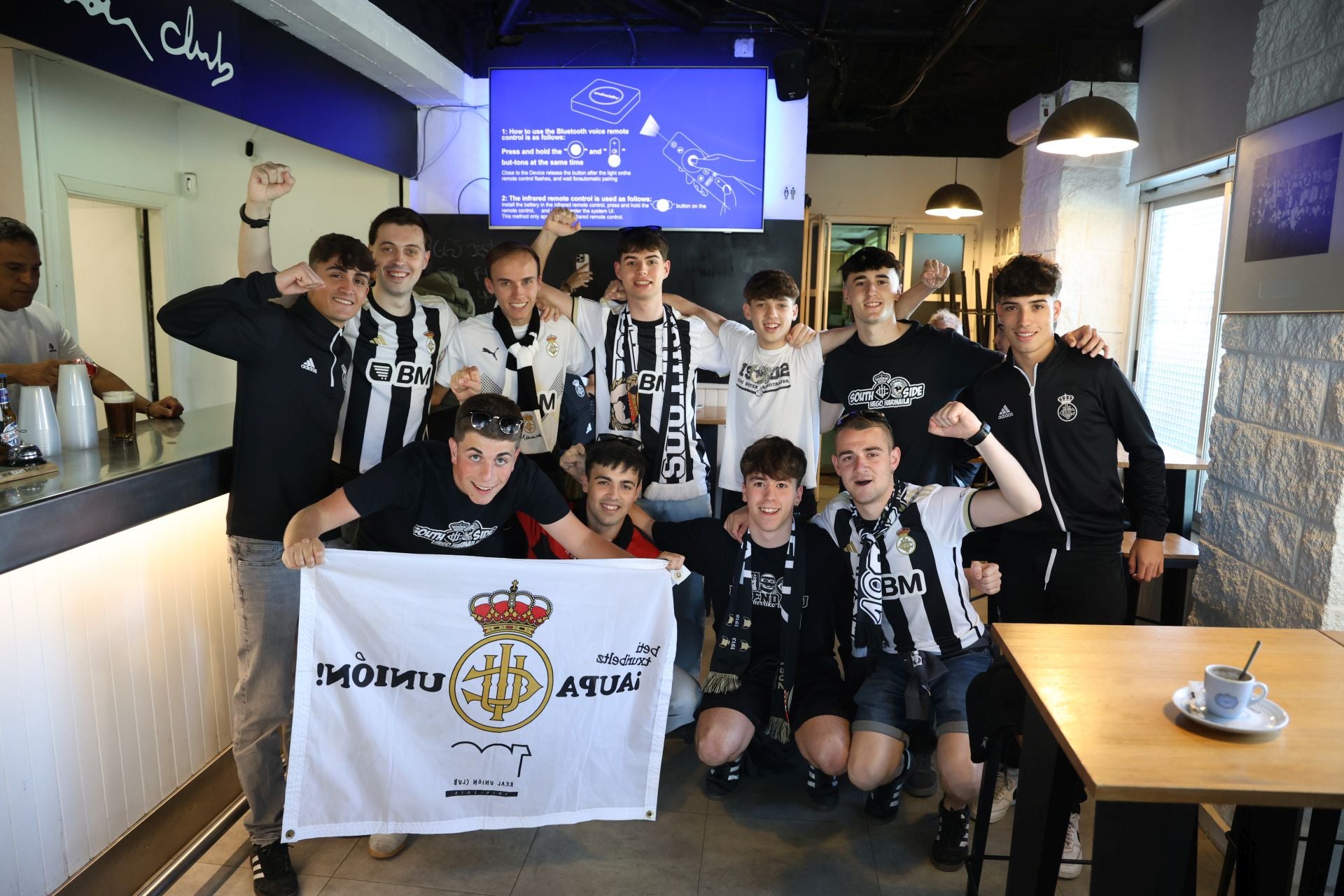 Así ha sido el recibimiento de cientos de txuribeltz al Real Unión