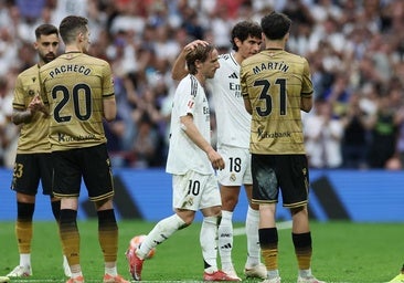 Y con 2-0 en contra, la Real se suma al pasillo a Luka Modric antes de acabar el partido: ¿Qué te ha parecido el gesto?