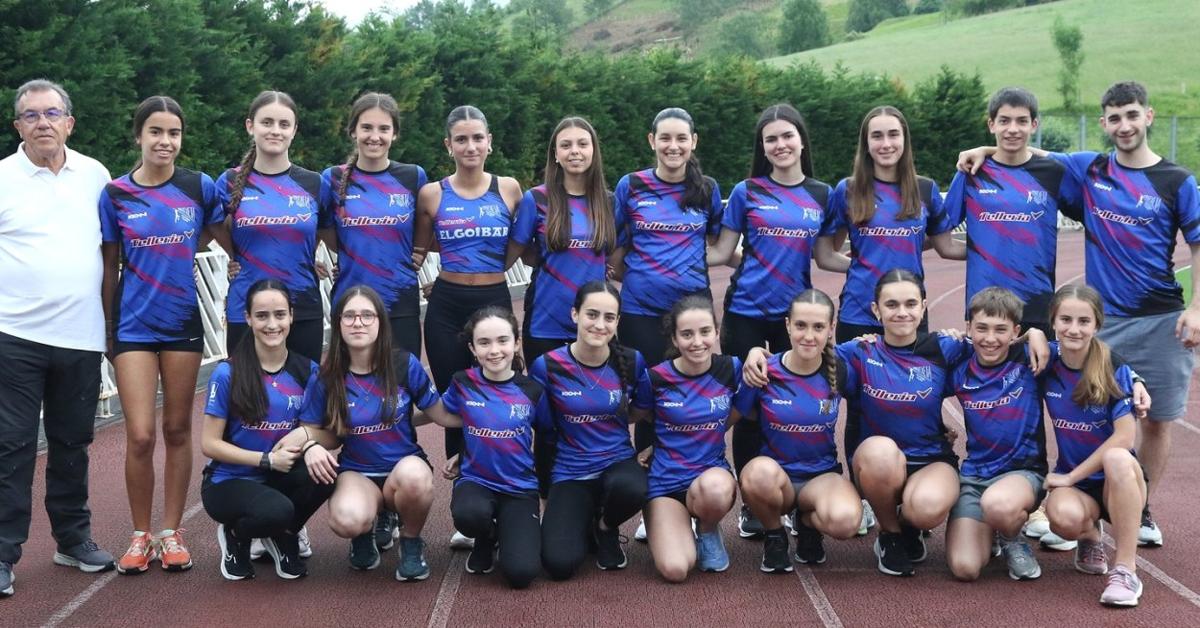 Integrantes de Mintxeta atletismo taldea posan junto a sus entrenadores, Pedro Cárdaba y Ander Armendia, en la pista de Mintxeta.