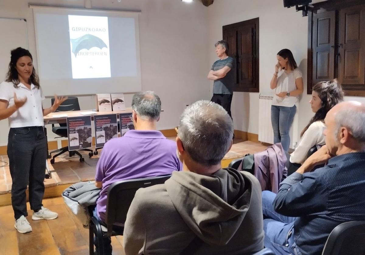 Naturtzaindia presenta el primer atlas sobre los murciélagos en Gipuzkoa