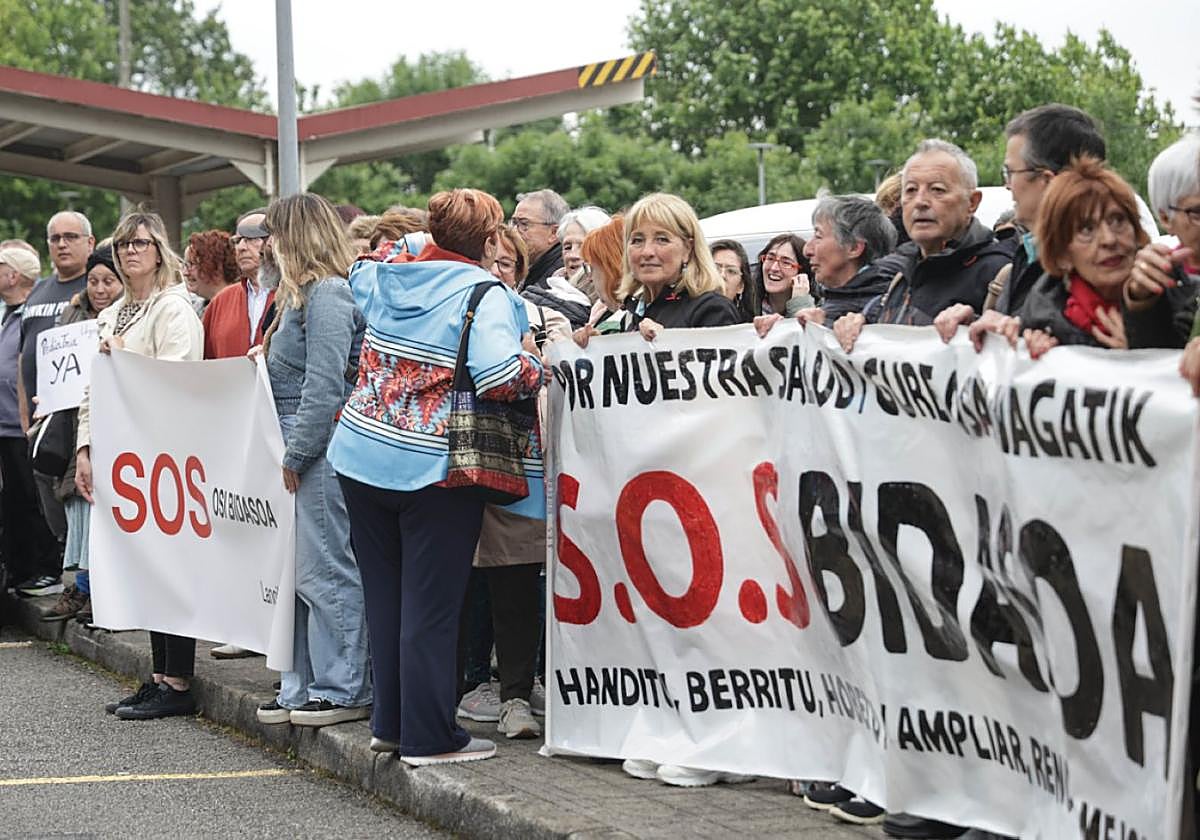 La semana pasada, la concentración del sindicato ESK a las puertas del Hospital Bidasoa para denunciar para denunciar el «desmantelamiento» del centro reunió a miembros de Osasun Bidasoa y a numerosos ciudadanos.