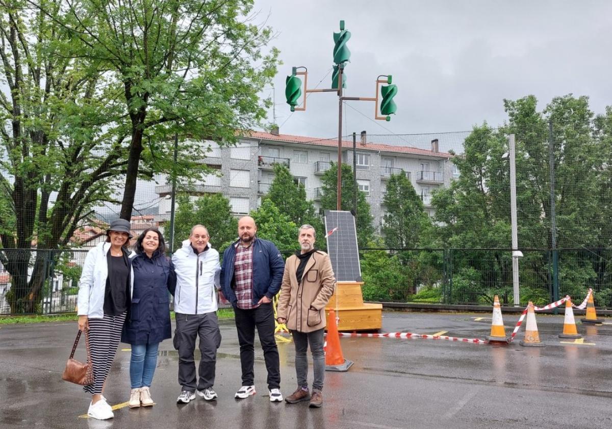 q Visita. Fuensanta Bernal y Mari Luz Granero (Gerardo Molina), Sergio Iparragirre (Instituto Bidasoa), César Flores (Martín Gaite) y Juantxo Bengoetxea (Instituto Bidasoa).