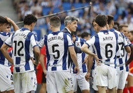 Imanol da indicaciones a sus jugadores durante el partido ante el Girona en el Reale Arena.