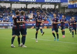 Bautista y Corpas celebran abrazados el gol del primero después de que Guruzeta peinara un saque de puerta de Magunagoitia.