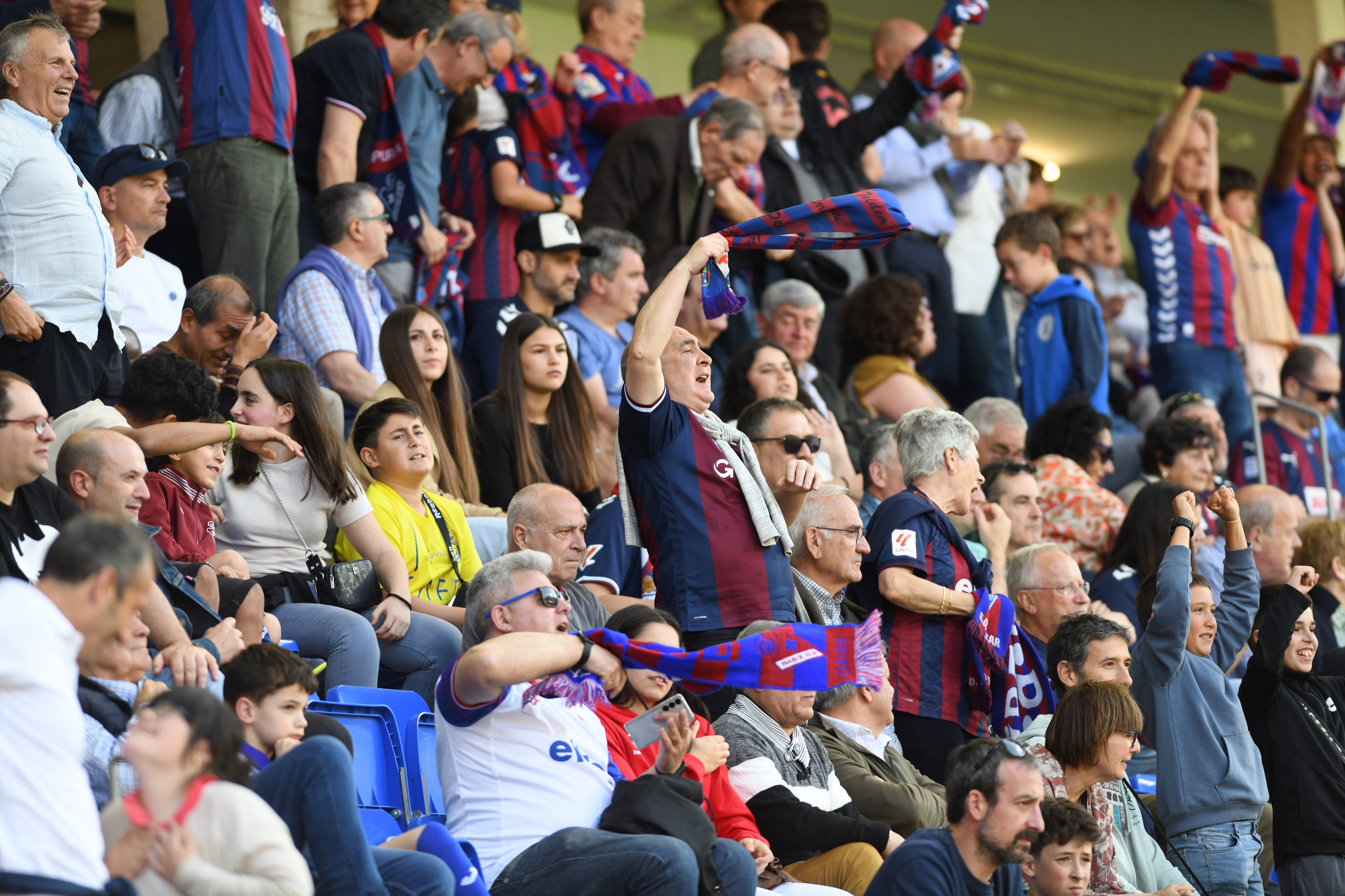 Los aficionados del Eibar festejan el gol azulgrana en el partido de la semana pasada frente al Burgos.