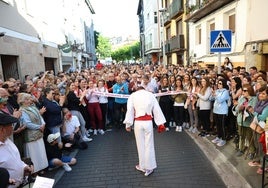 Una multitud se sumó a la jornada festiva desde primera hora, con el recorrido que salió desde la Parte Vieja irundarra.