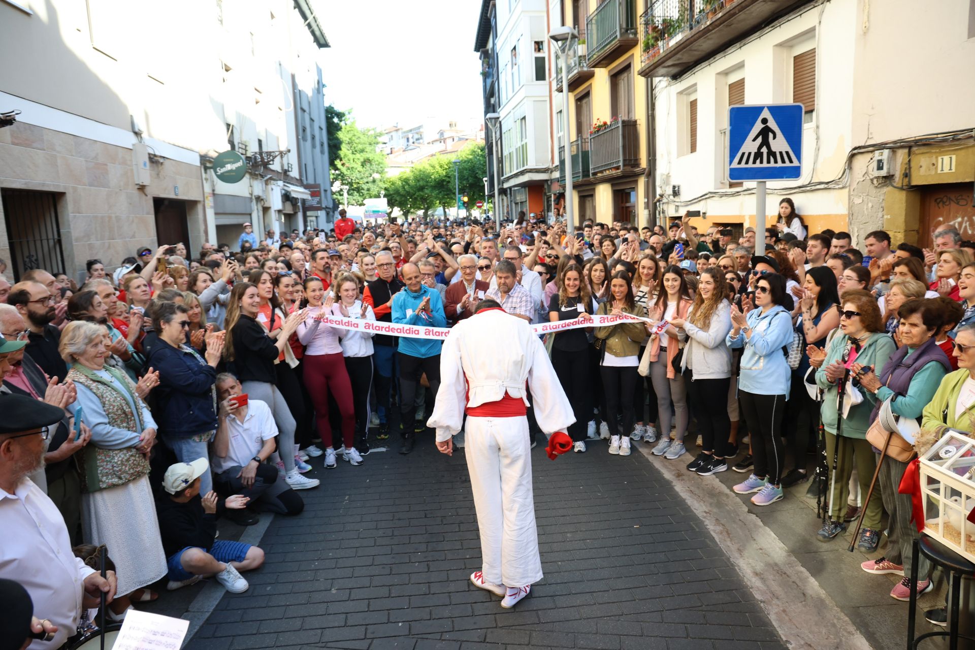 Gran ambiente en el Alardealdia