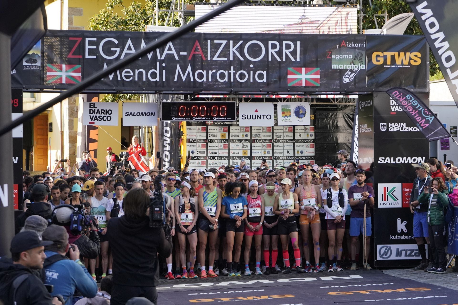 Multitudinaria salida de la Zegama-Aizkorri