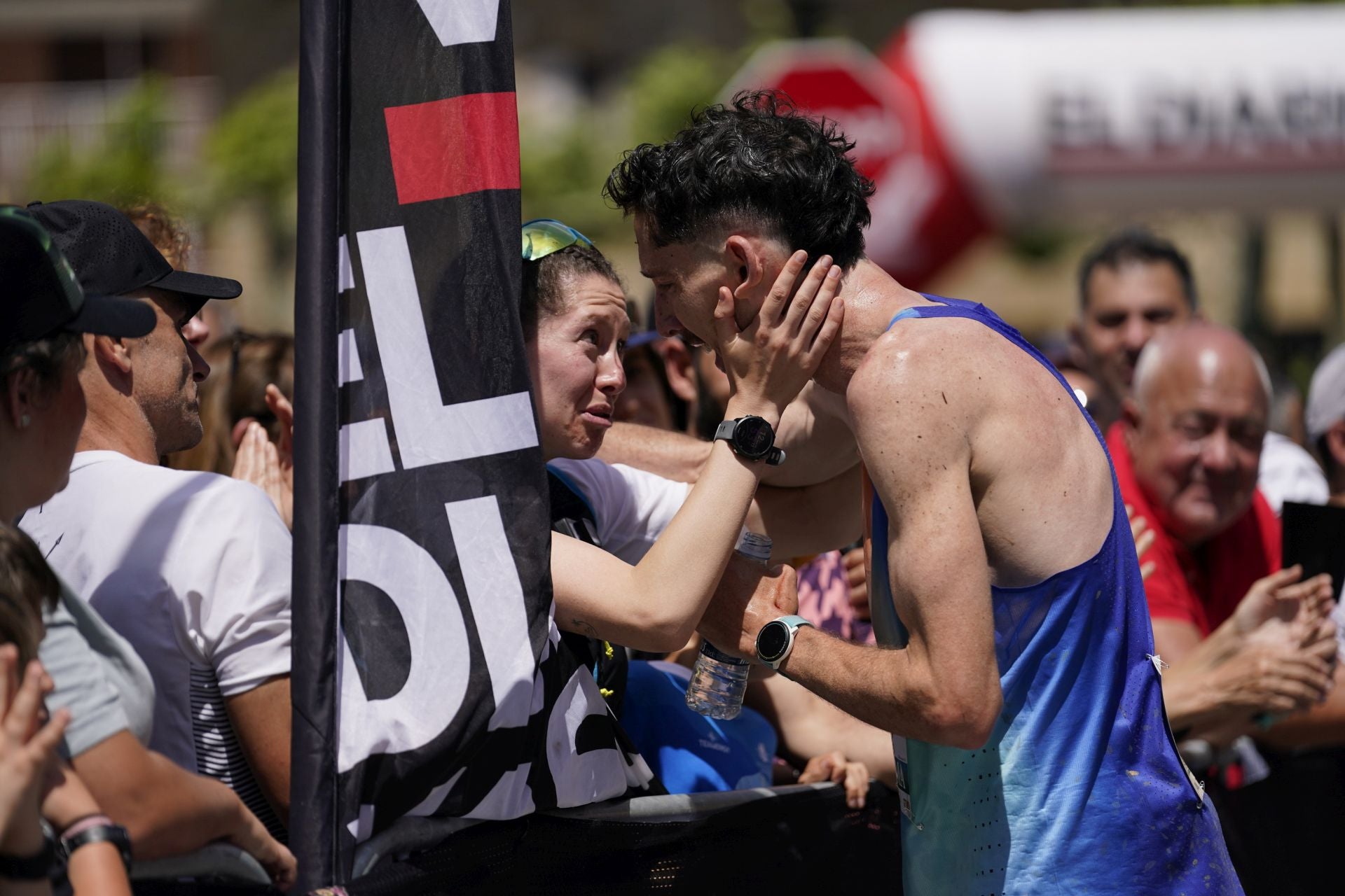 La emocionante llegada a la meta de los corredores de la Zegama-Aizkorri