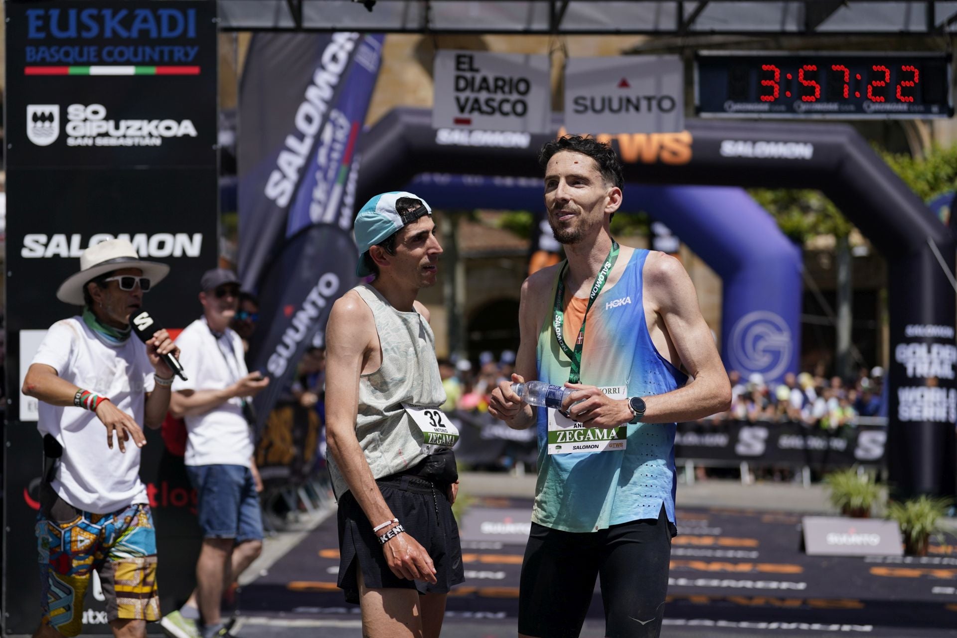 La emocionante llegada a la meta de los corredores de la Zegama-Aizkorri