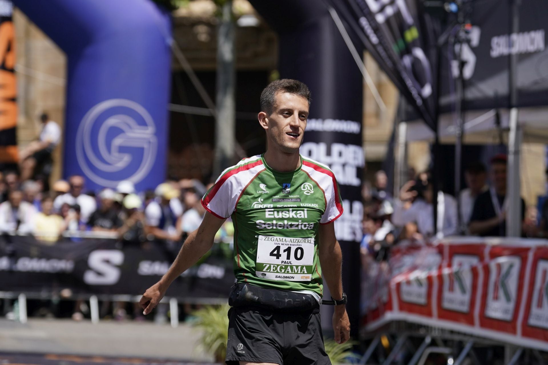 La emocionante llegada a la meta de los corredores de la Zegama-Aizkorri