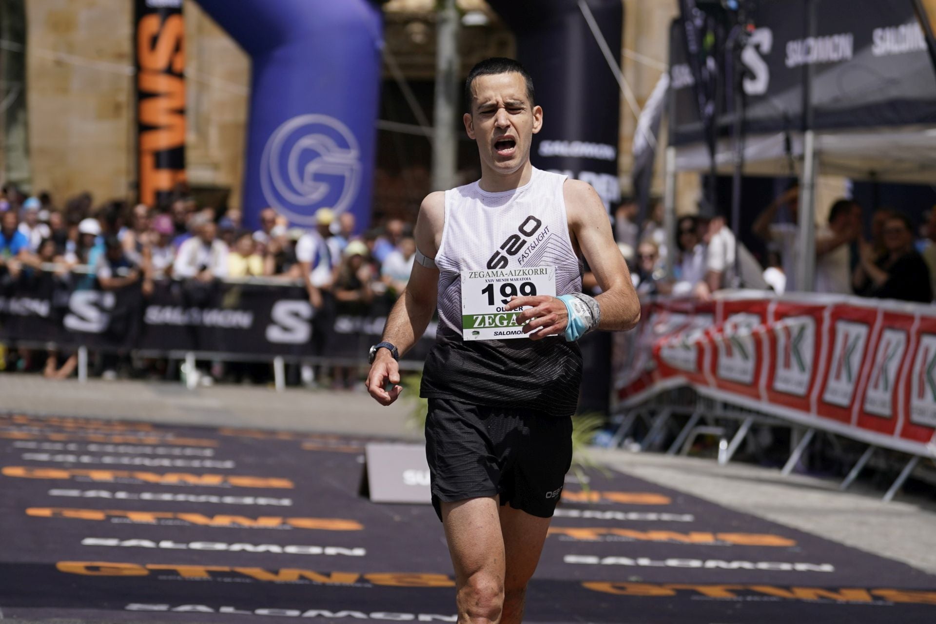 La emocionante llegada a la meta de los corredores de la Zegama-Aizkorri