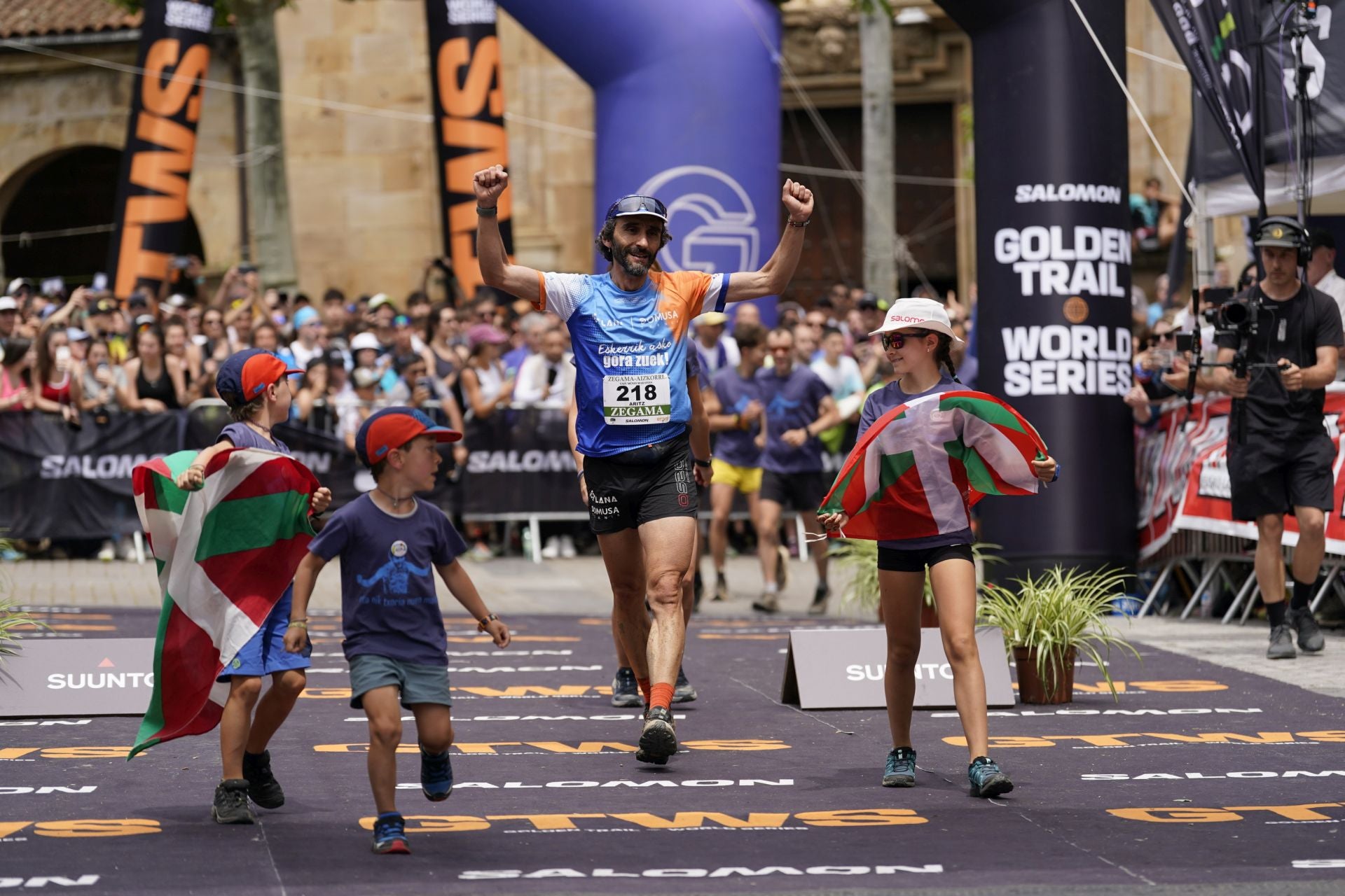 La emocionante llegada a la meta de los corredores de la Zegama-Aizkorri