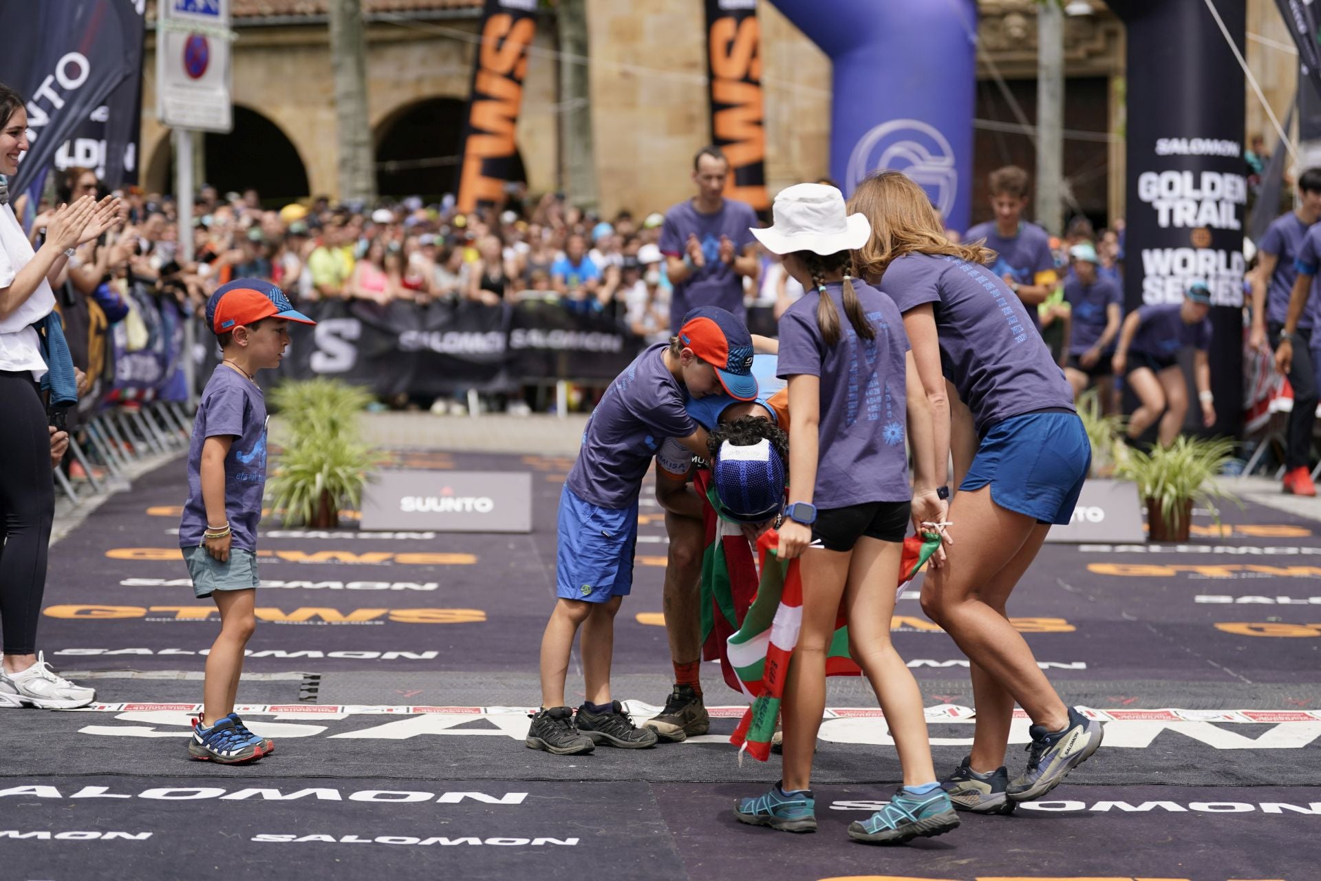 La emocionante llegada a la meta de los corredores de la Zegama-Aizkorri