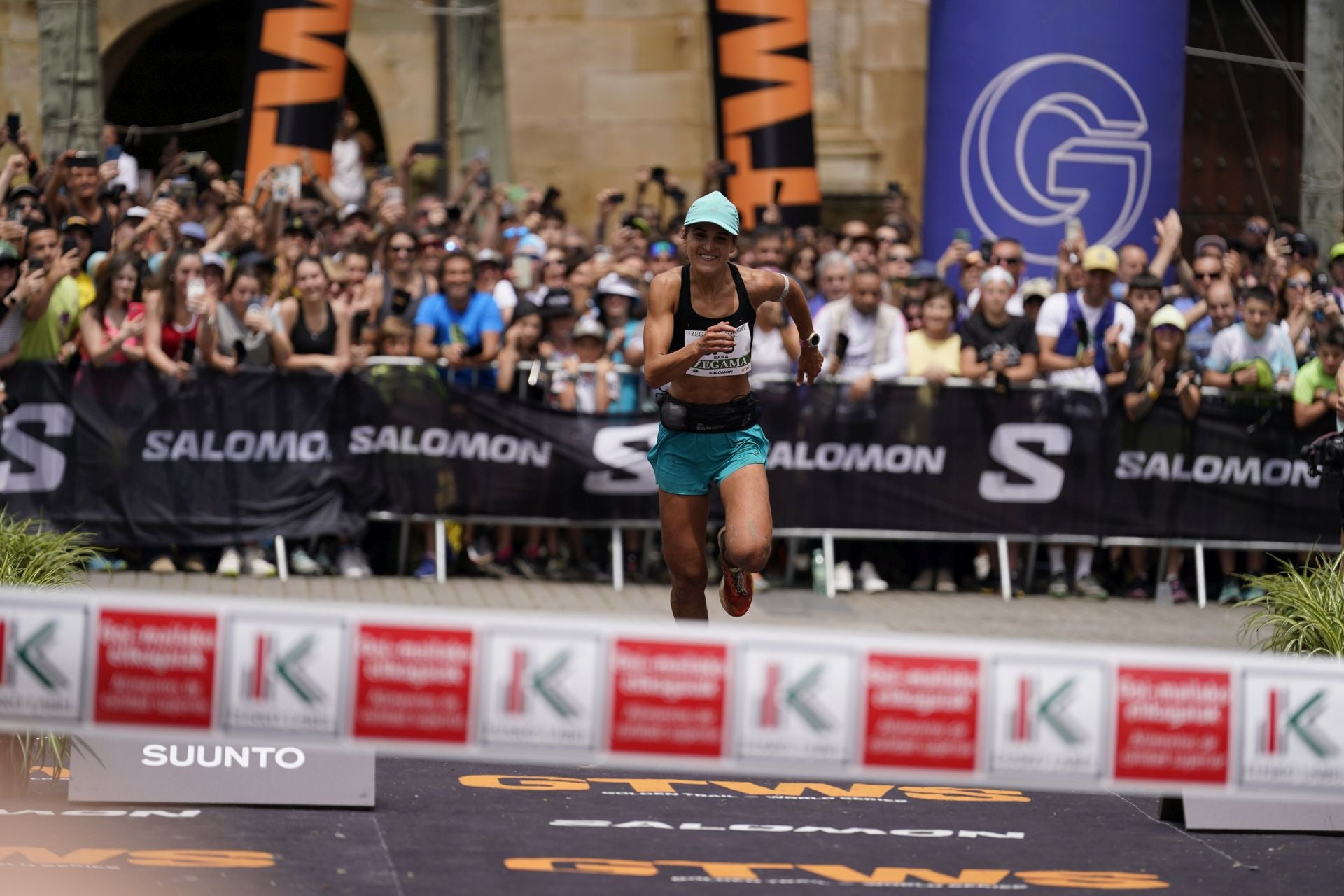 La emocionante llegada a la meta de los corredores de la Zegama-Aizkorri