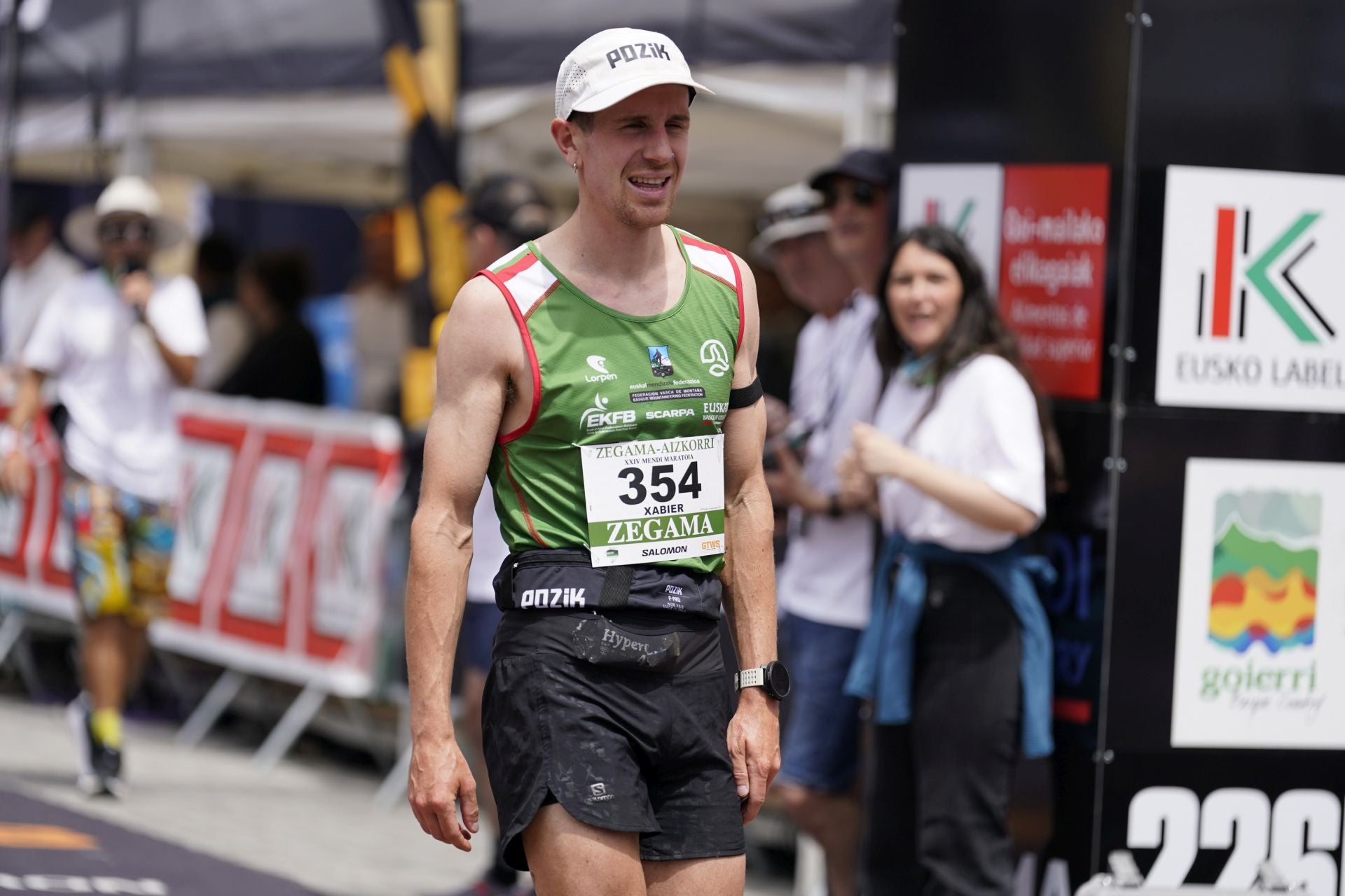 La emocionante llegada a la meta de los corredores de la Zegama-Aizkorri