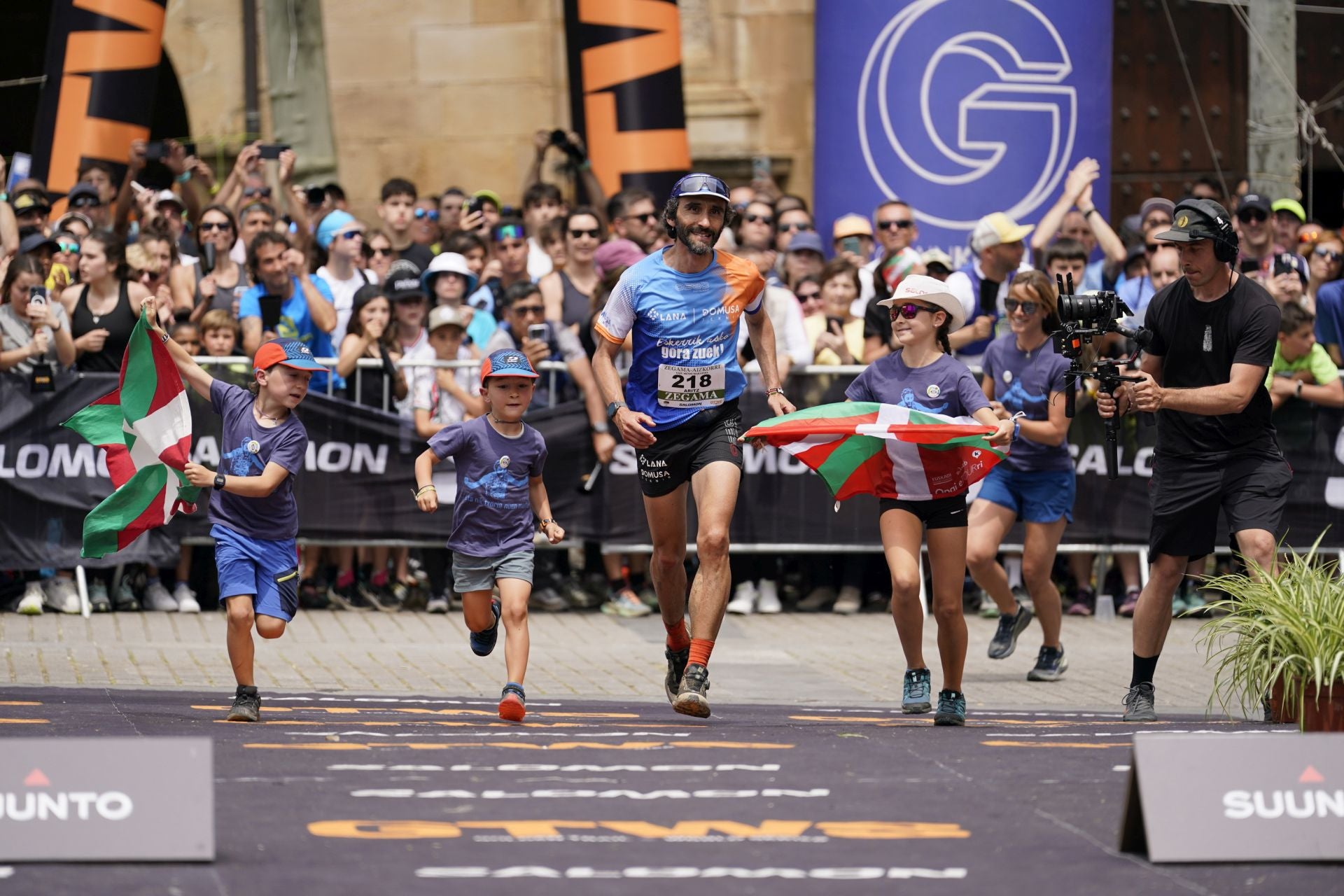 La emocionante llegada a la meta de los corredores de la Zegama-Aizkorri