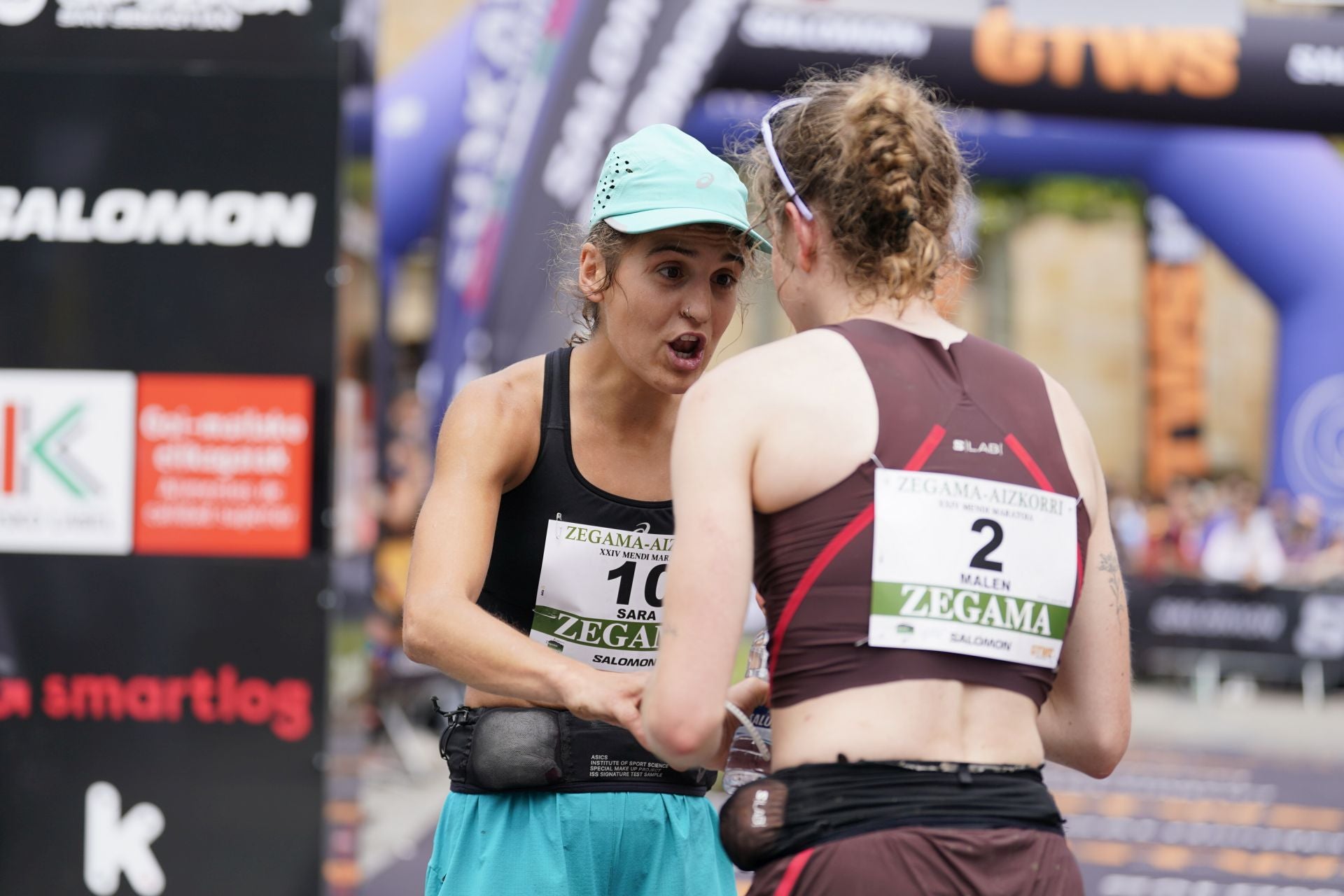 La emocionante llegada a la meta de los corredores de la Zegama-Aizkorri