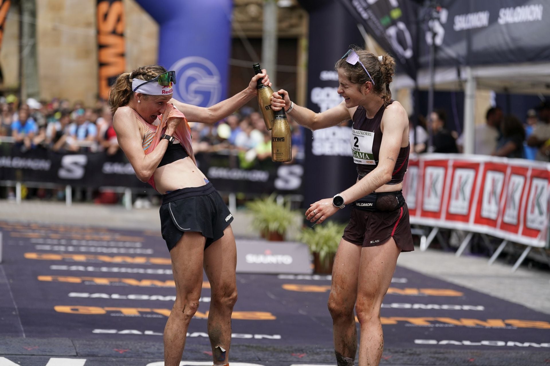 La emocionante llegada a la meta de los corredores de la Zegama-Aizkorri