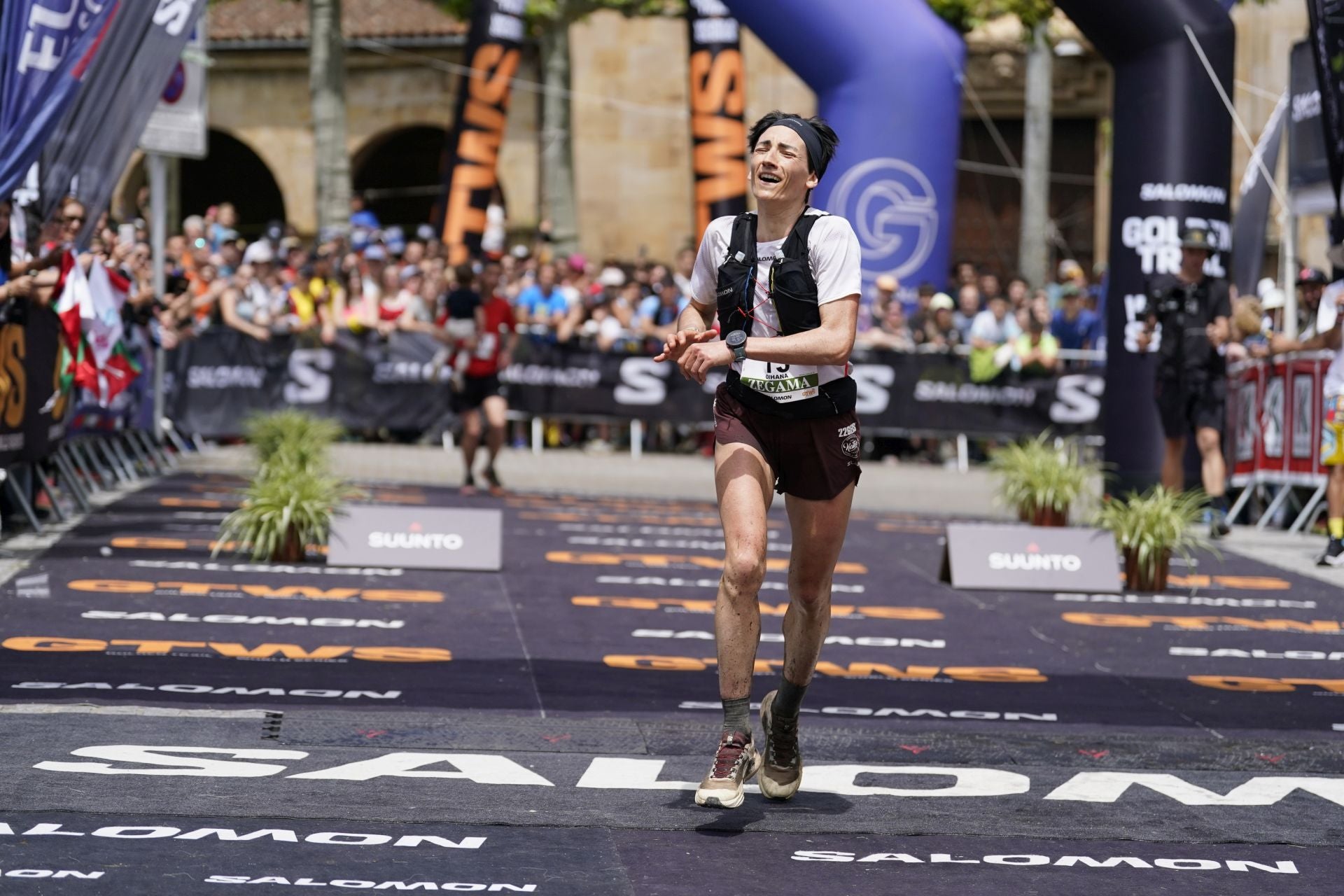 La emocionante llegada a la meta de los corredores de la Zegama-Aizkorri