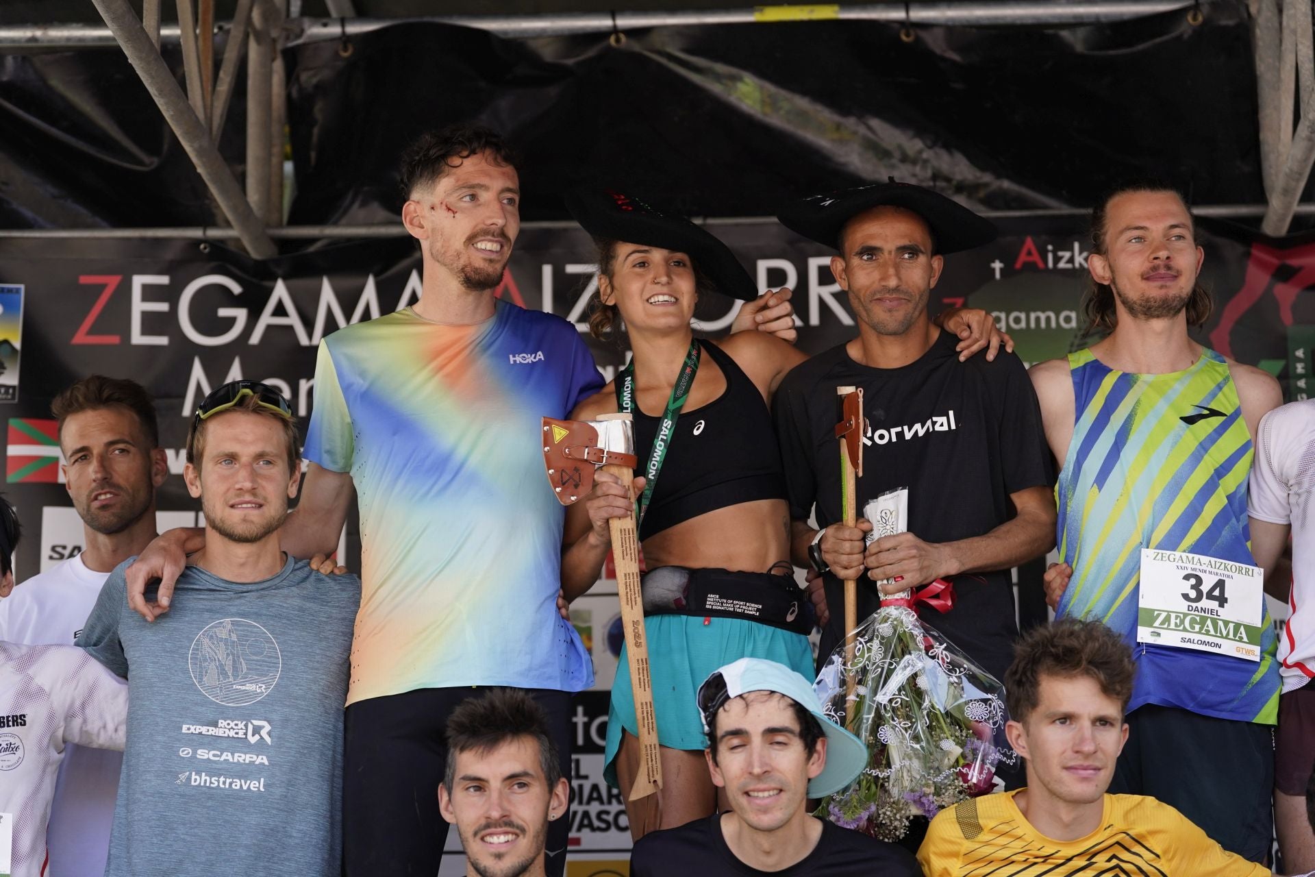 La emocionante llegada a la meta de los corredores de la Zegama-Aizkorri