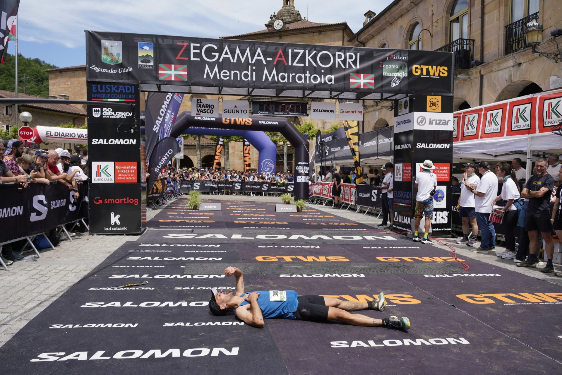 La emocionante llegada a la meta de los corredores de la Zegama-Aizkorri