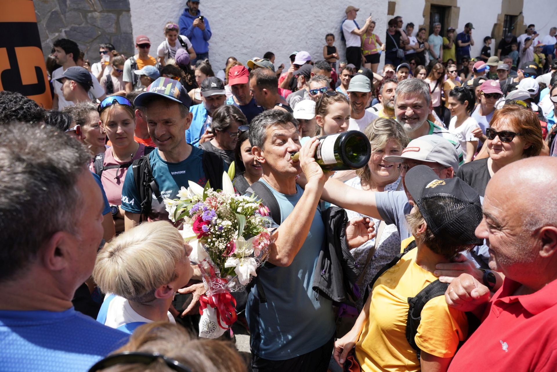 La emocionante llegada a la meta de los corredores de la Zegama-Aizkorri