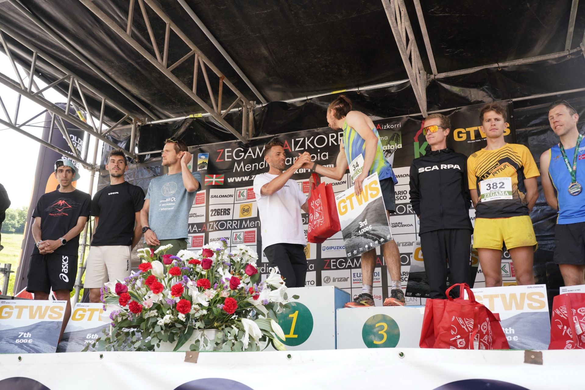 La emocionante llegada a la meta de los corredores de la Zegama-Aizkorri