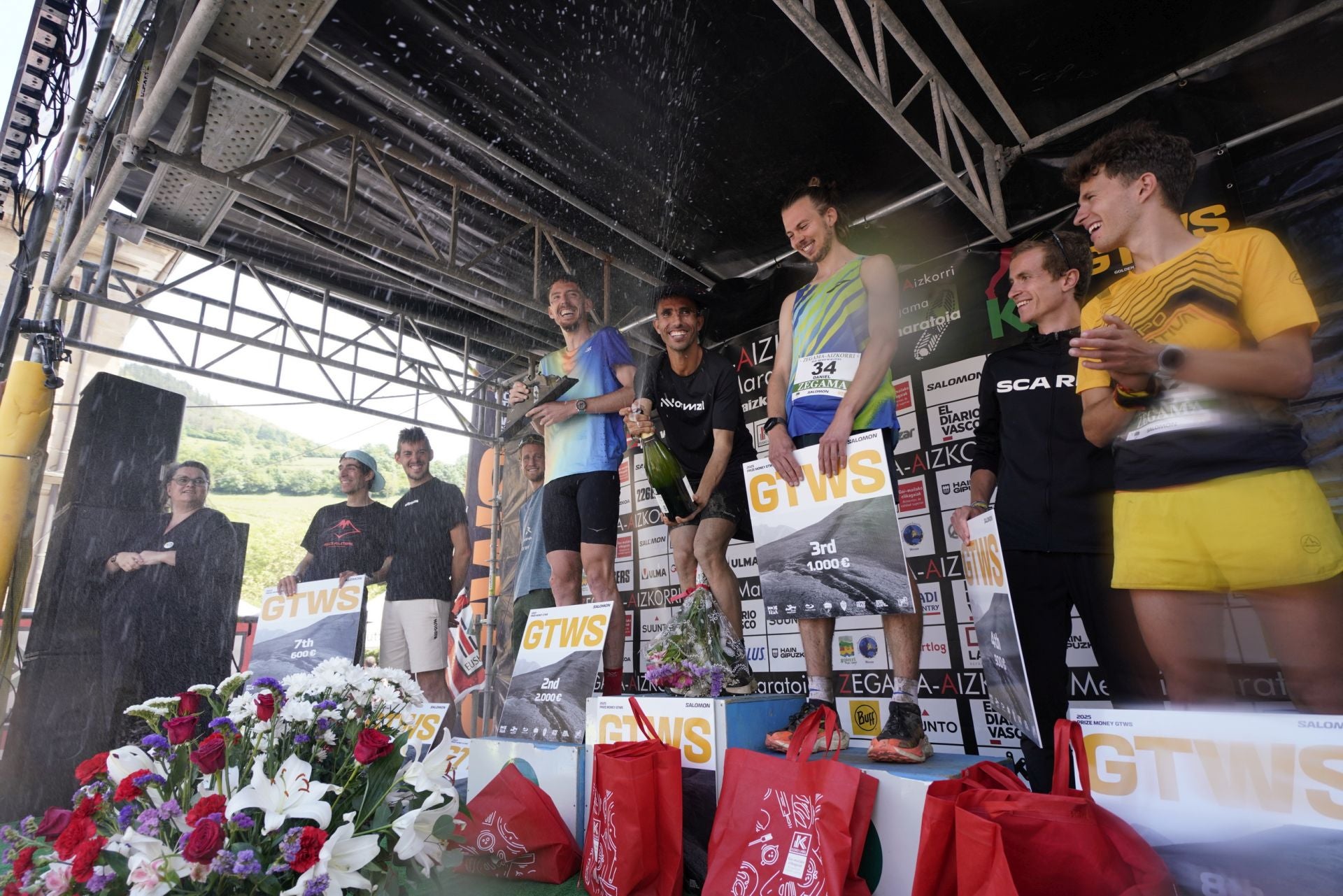 La emocionante llegada a la meta de los corredores de la Zegama-Aizkorri