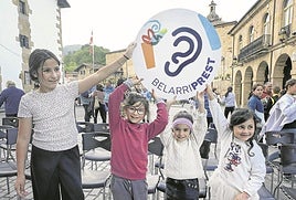 Gaztetxoenak ere, belarriak irekitzeko prest.