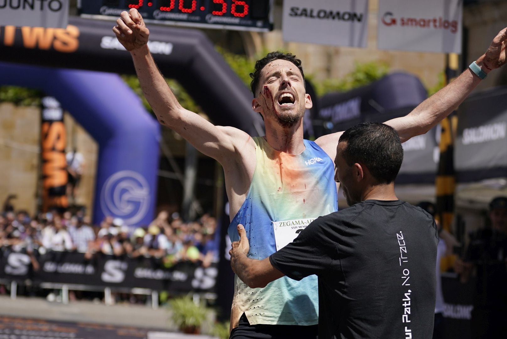 La emocionante llegada a la meta de los corredores de la Zegama-Aizkorri