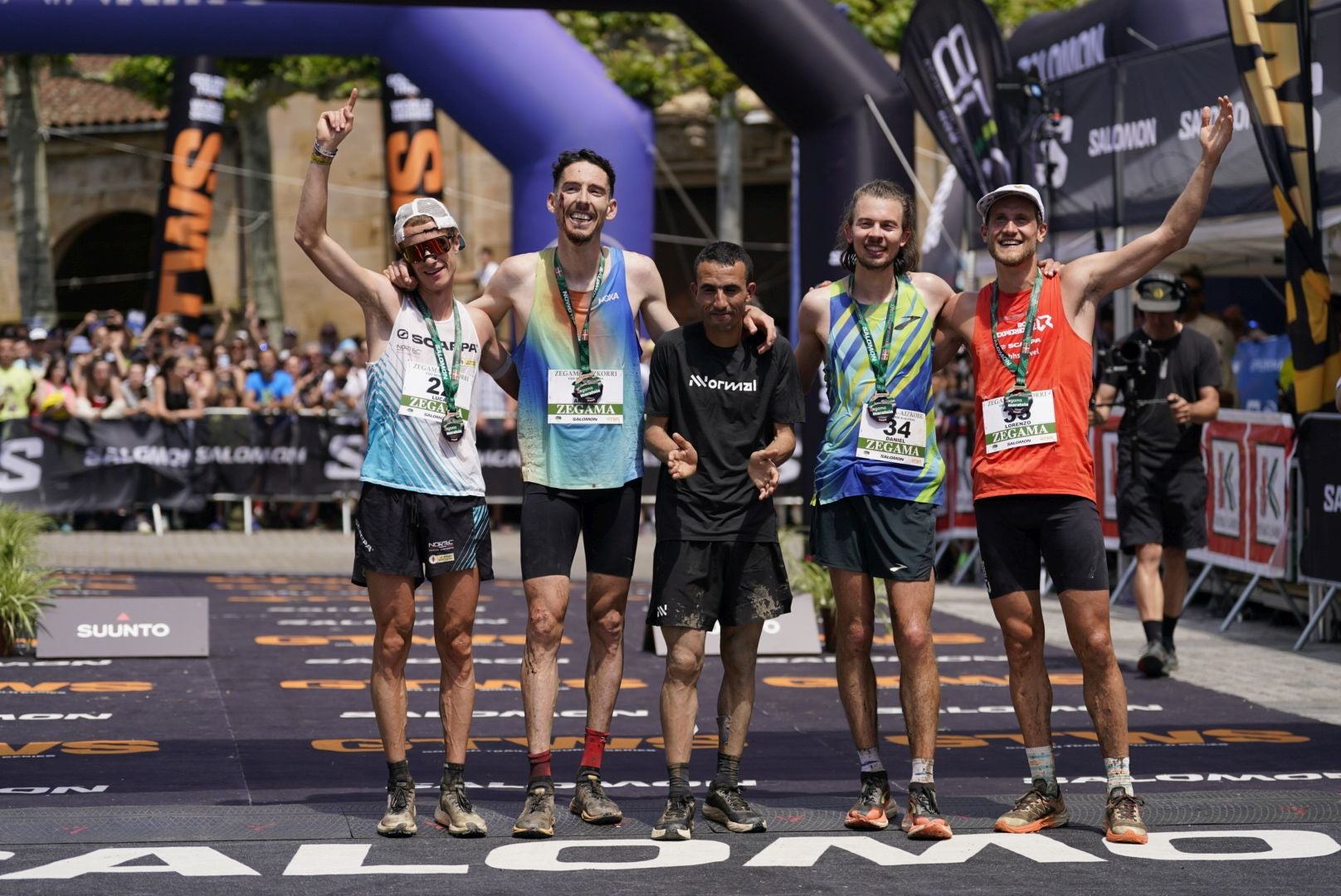 La emocionante llegada a la meta de los corredores de la Zegama-Aizkorri