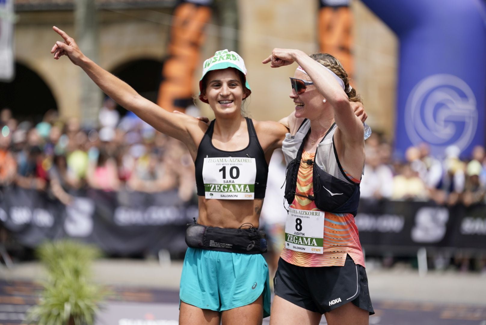 La emocionante llegada a la meta de los corredores de la Zegama-Aizkorri