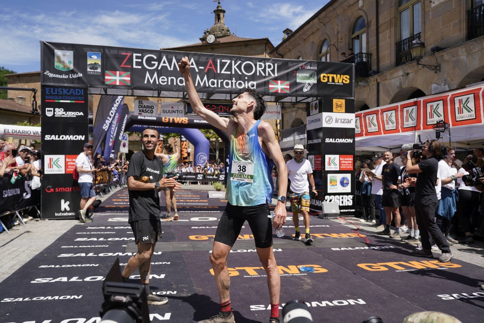 La emocionante llegada a la meta de los corredores de la Zegama-Aizkorri