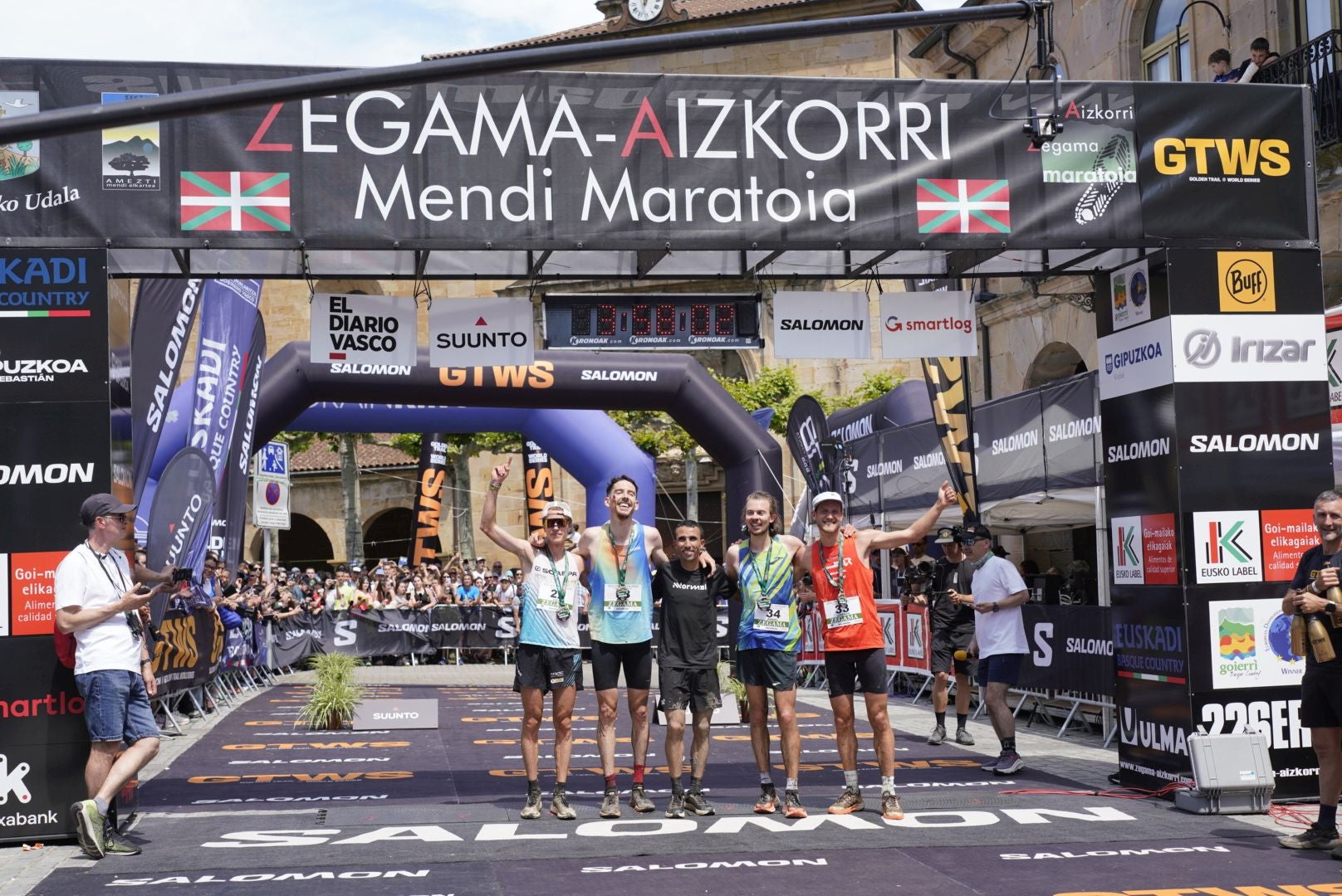 La emocionante llegada a la meta de los corredores de la Zegama-Aizkorri