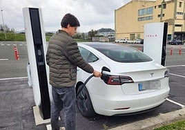 Un usuario carga su coche eléctrico en el surtidor de Tesla en Hernani.