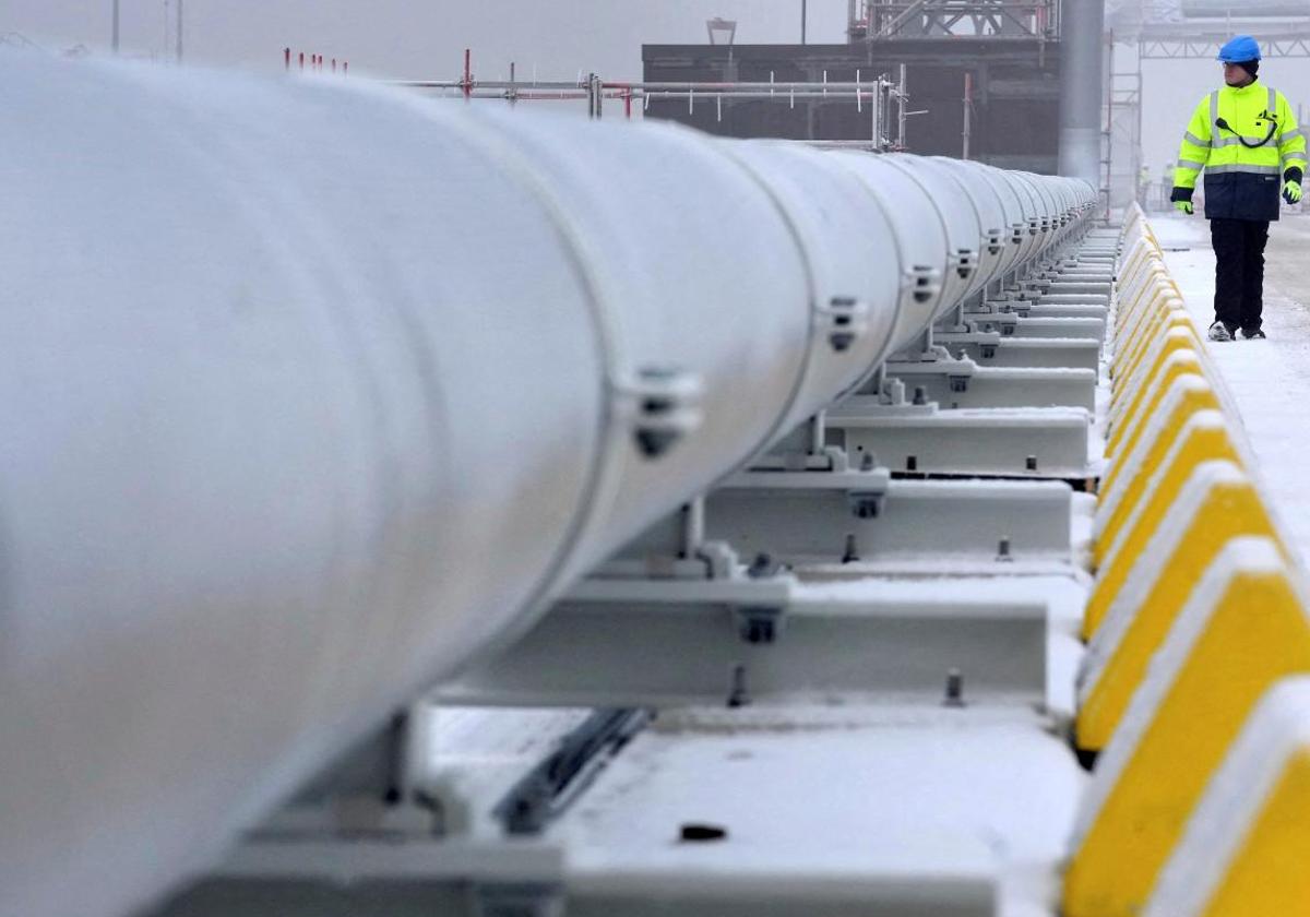 Un trabajador pasa junto a un conducto de gas.