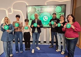 El concejal Iñigo García, en el centro, junto a miembros de Altxa Burua de Donostia, en la presentación de la campaña.