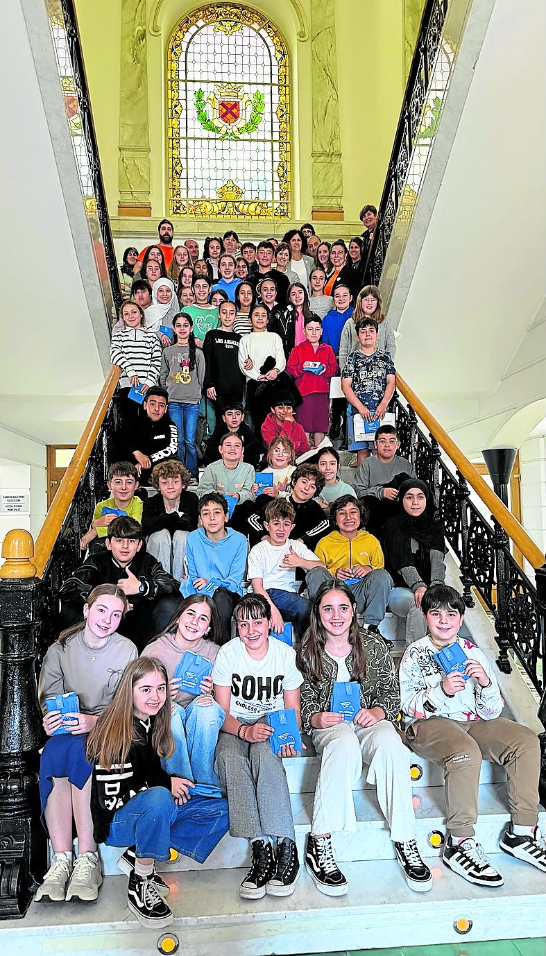 Los escolares participantes en el Pleno posaron al término de la sesión.