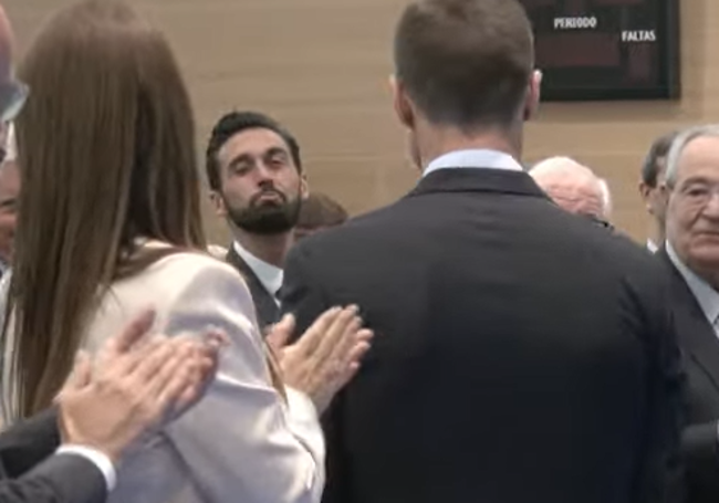 Arbeloa lanza un beso a Alonso durante la presentación.