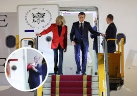 El polémico bofetón de Brigitte a Emmanuel Macron antes de bajar de un avión