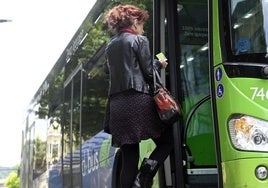 Una usuaria de DBus accede a uno de los autobuses en el centro de San Sebastián.