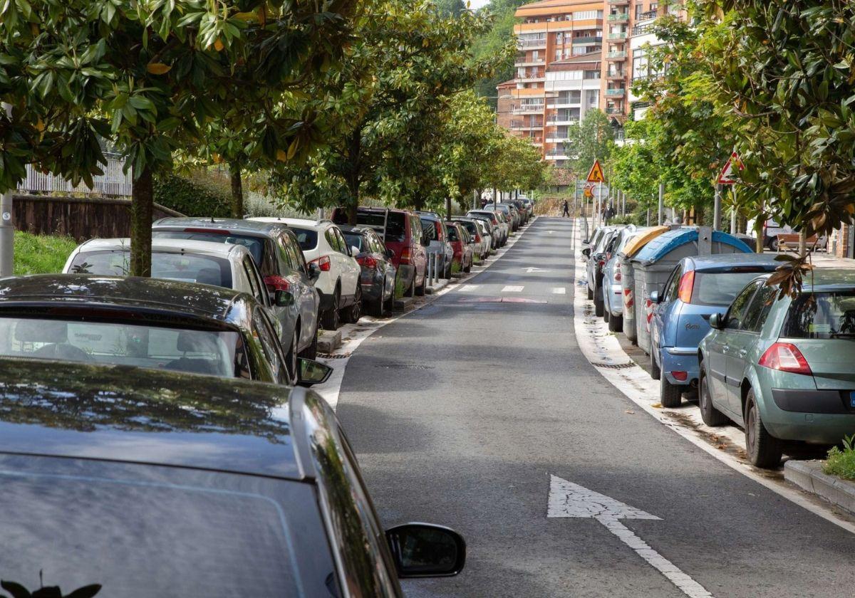 Imagen de archivo de coches aparcados.