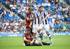 Oyarzabal y Zubimendi se dirigen a Raíllo durante un partido contra el Mallorca,