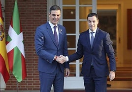 El presidente del Gobierno, Pedro Sánchez, junto al lehendakari Imanol Pradales, en el encuentro celebrado en noviembre en Moncloa.