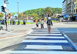 La avenida de la Libertad cuenta con un nuevo paso de peatones desde la acera de los pares de la calle Urbieta hacia la plaza Cervantes. Era un enlace necesario porque la situación actual obligaba a cruzar tres pasos de cebra para llegar a esta plaza. Las molestias han sido importantes, pero seguro que merecerá la pena.