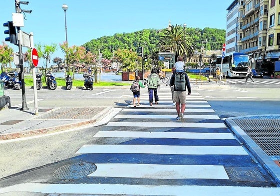 La avenida de la Libertad cuenta con un nuevo paso de peatones desde la acera de los pares de la calle Urbieta hacia la plaza Cervantes. Era un enlace necesario porque la situación actual obligaba a cruzar tres pasos de cebra para llegar a esta plaza. Las molestias han sido importantes, pero seguro que merecerá la pena.