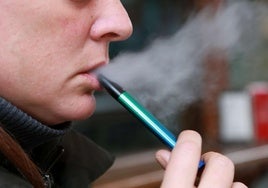Una mujer vapea en una terraza de Donostia.