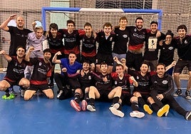 Los jugadores del Miren Taberna OKE, felices por su paso a la final.